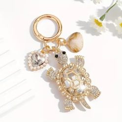 Fehér teknősös kulcstartó